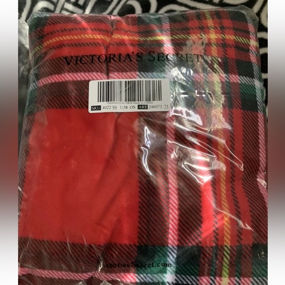 VICTORIA'S SECRET Tote & Cozy Blanket - Picture 4 of 5